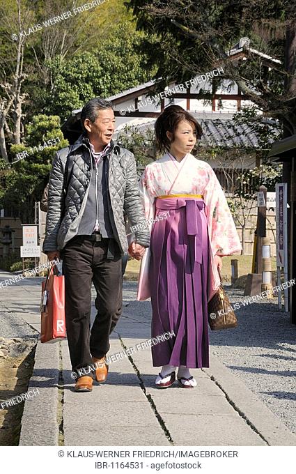 Man with woman in a kimono and hakama at the Kodaiji Temple, Higashiyama, Kyoto, Japan, Asia