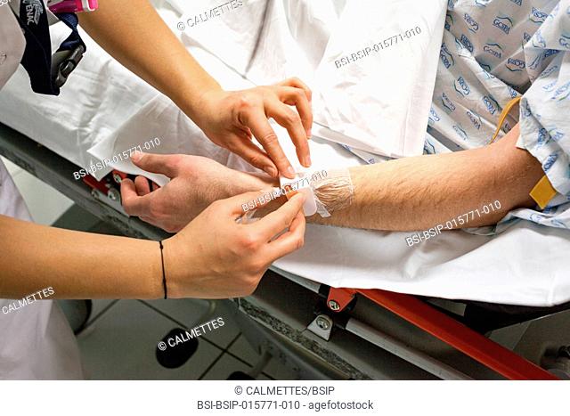 A nurse takes the blood of a patient in emergencies department in the hospital of Aix en Provence. .Une infimière prélève le sang d'un patient au service des...