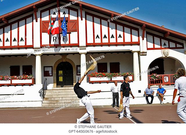 GAME OF BASQUE PELOTA, VILLAGE SQUARE, TOWN HALL AND FRONTON, GUETHARY, PYRENEES ATLANTIQUES, 64, FRANCE, BASQUE COUNTRY, BASQUE COAST