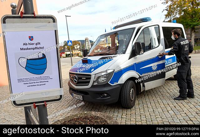 20 October 2020, Bavaria, Berchtesgaden: A police car is parked downtown. From 14.00 hrs the exit restrictions in the Berchtesgadener Land district come into...