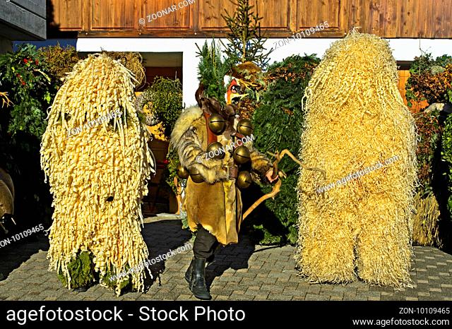 Wüeschte Silversterkläuse tanzen an einem Haus, Silvesterchlausen am Alten Silvester, Urnäsch, Kanton Appenzell Ausserrhoden
