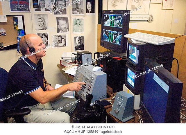 Astronaut Alan G. Poindexter, STS-122 pilot, uses the virtual reality lab at Johnson Space Center to train for his duties aboard the space shuttle and space...