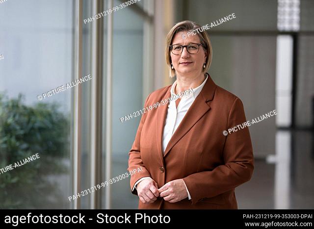 19 December 2023, Saarland, Saarbrücken: Anke Rehlinger (SPD), Minister President of the Saarland, looks into the photographer's camera on the sidelines of an...