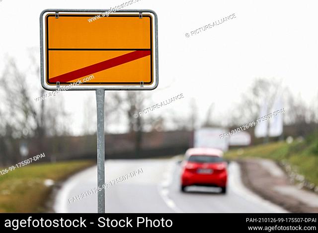 26 January 2021, Saxony-Anhalt, Halle (Saale): A car passes the exit of Halle with an unlabelled exit sign. Photo: Jan Woitas/dpa-Zentralbild/dpa