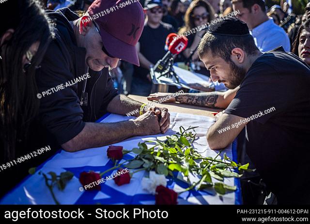 15 December 2023, Israel, Palmachim: Family and friends mourn during the funeral of Eden Zacharia. Eden·s body was rescued from Gaza last week