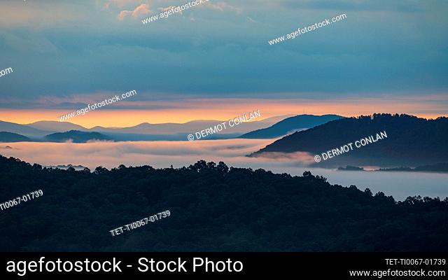USA, Georgia, Blue Ridge Mountains, Fog at sunrise in Blue Ridge Mountains