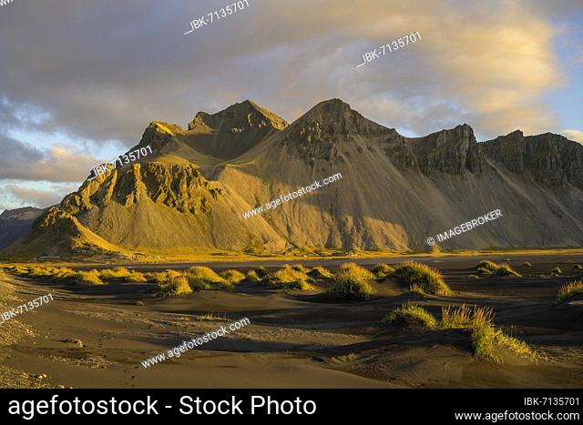Dune landscape in front of mountain range in the morning light, Klifatindur with Vestrahorn, Höfn, Austurland, Iceland, Europe
