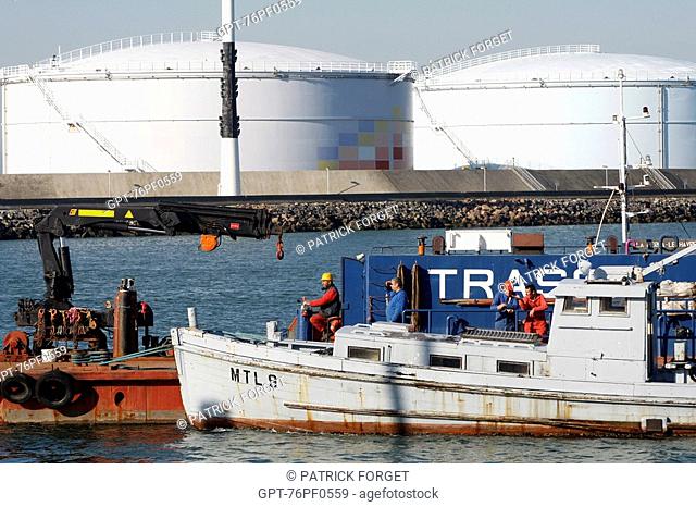 MARITIME TRAFFIC IN FRONT OF THE STORAGE TANKS AT THE OIL TANKER TERMINAL, COMMERCIAL PORT, LE HAVRE, SEINE-MARITIME 76, NORMANDY, FRANCE