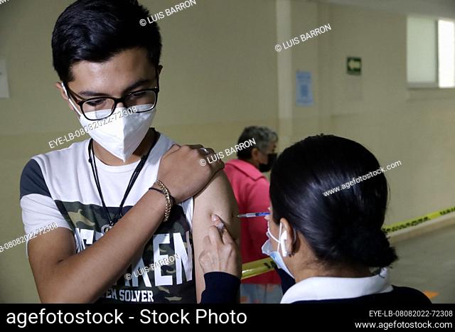 August 8, 2022, Mexico City, Mexico: Health personnel apply Pfizer's Covid19 vaccine to young people 15 to 17 years of age in first dose
