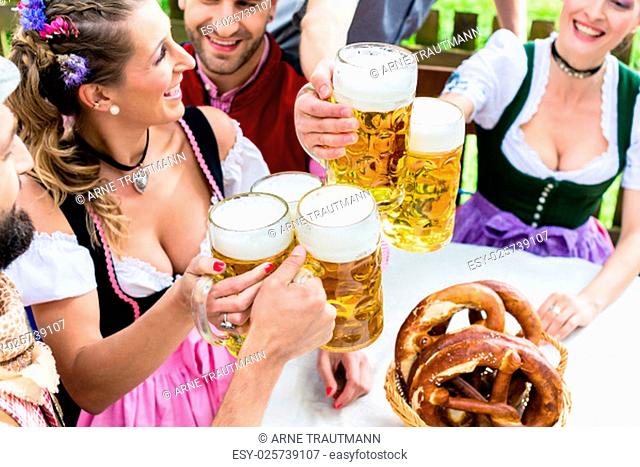 Maßkrüge und Brezn in Biergarten Bayern