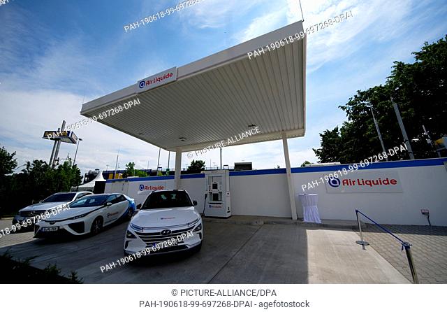 18 June 2019, North Rhine-Westphalia, Duesseldorf: Hydrogen-powered cars are under the roof of a newly opened hydrogen filling station