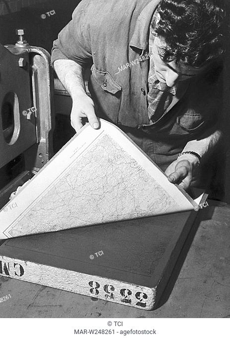 ufficio cartografico, l'esecuzione di un calco da una pietra litografica, 1954