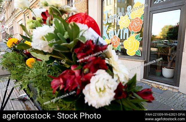 09 October 2022, Saxony-Anhalt, Halle (Saale): Wreaths of flowers stand in memory of the victims of the Halle terrorist attack in front of the former kebab...