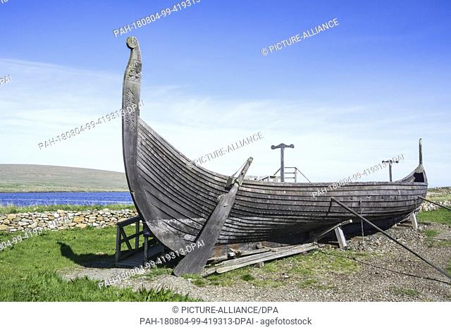 10 June 2018, United Kingdom, Unst: A steering oar leans against the stern of Skidbladner, a full sized replica of the Gokstad ship at Brookpoint on the...