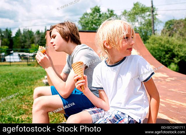 Canadá, Ontario, Kingston, muchachos (8-9, 14-15) comiendo helado