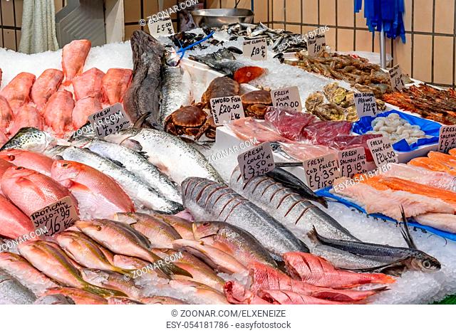 Marktstand mit frischem Fisch und Meeresfrüchten gesehen in Brixton, London