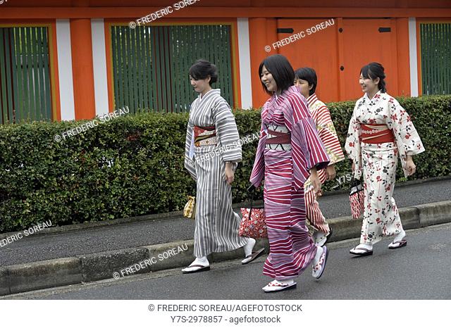 Women wearing traditional clothing visiting Sanjusangen-do Buddhist temple complex, Higashiyama District, Kyoto, Japan, Asia