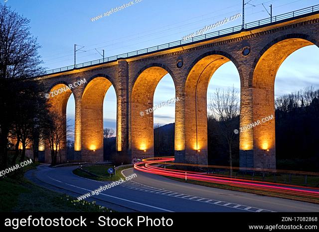 Beleuchtetes Viadukt am Abend, groesste Kalksandsteinbruecke Europas, Altenbeken, Ostwestfalen-Lippe, Nordrhein-Westfalen, Deutschland, Europa