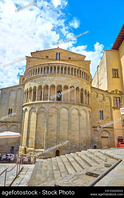 Blick auf die Kirche Santa Maria della Pieve, auf der Piazza Grande in Arezzo, Toskana, Italien
