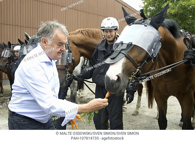 Herbert REUL, politician, CDU, Minister of the Interior of North Rhine-Westphalia, feeds police horses with carrots, NRW- Interior Minister Herbert Reul visits...