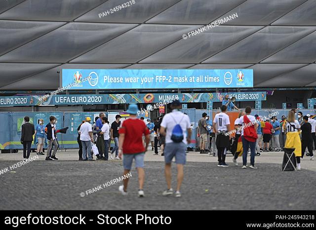 Feature, entrance to the Alliianz Arena, with the request ""Please wear your FFP-2 mask at all time"" Please always wear your FFP 2 mask