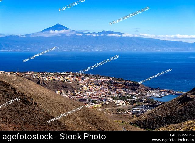 San Sebastián on La Gomera with Tenerife and Teide in the background | usage worldwide. - La Gomera/Kanarische Inseln/Spain