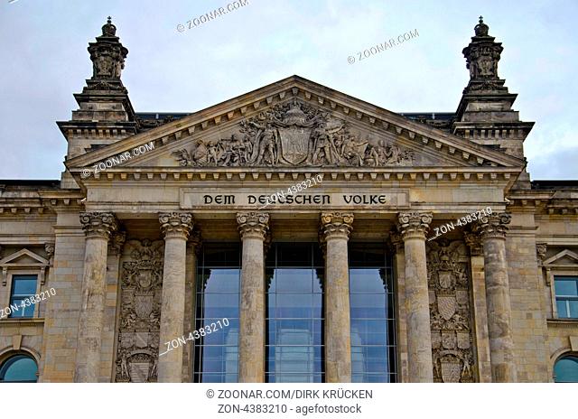 Portal des Reichstagsgebaeudes in Berlin ohne Kuppel, Sitz des Deutschen Bundestags. Reichstag in Berlin, seat of the German federal parliament
