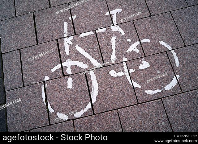 Markierung für einen Fahrradweg in der Innenstadt von Magdeburg