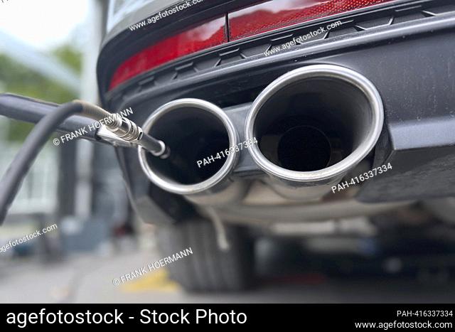 Emission measurement on a combustion car, diesel, diesel vehicle, probe, measuring probe, measurement, exhaust gases, exhaust, tailpipes