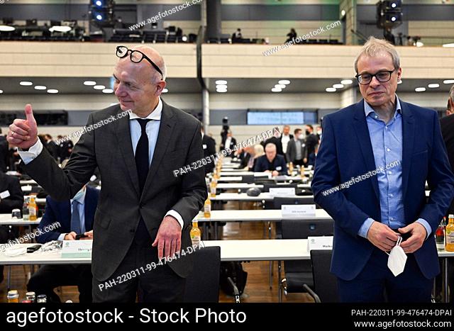 11 March 2022, North Rhine-Westphalia, Bonn: The two candidates for DFB President, Bernd Neuendorf (l) and Peter Peters stand together before the meeting