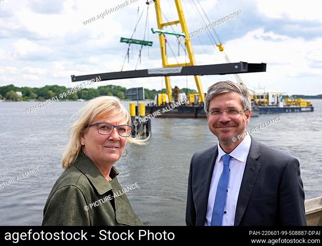01 June 2022, Brandenburg, Werder (Havel): Manuela Saß (CDU), mayor of Werder (Havel), and Mike Schubert (SPD), mayor (OB) of Potsdam, stand on a jetty