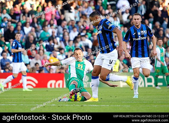 Seville, Spain. 23rd, December 2022. Luis Muriel (9) of Atalanta and Andres Guardado (18) of Real Betis seen during the football friendly between Real Betis and...