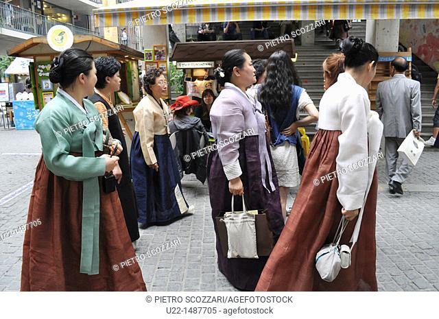 Seoul (South Korea): women in traditional Korean outfits at the trendy Ssamziegil shopping center in Insadong
