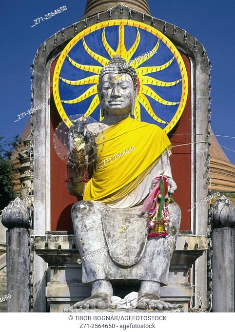 Thailand, Nakhon Pathom, Phra Pathom Chedi, Buddha statue,