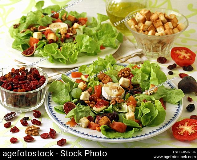 Salad with goat cheese, dried fruits, walnuts and figs