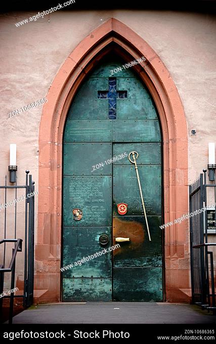 Mainz, Deutschland - April 20, 2017: Die schwere Eisentür des Eingangs der St. Stephan Kirche mit eingravierten lateinischen Worten am 20