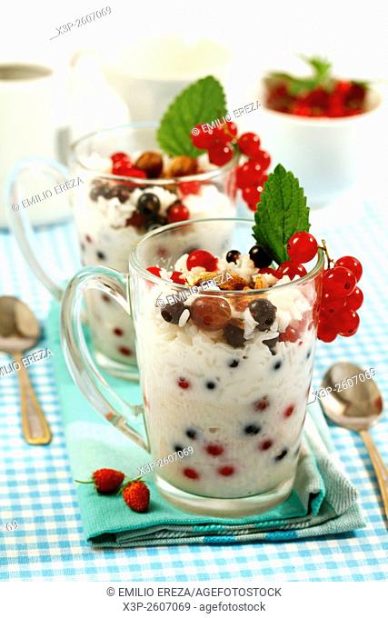 Creamed rice with wild berries