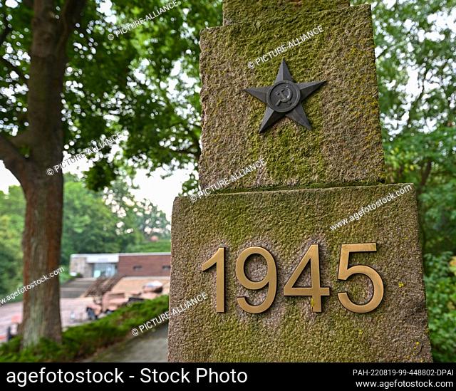 19 August 2022, Brandenburg, Seelow: On a stone pillar of the memorial ""Seelower Heights"" a Soviet star with hammer and sickle and the year 1945 can be seen