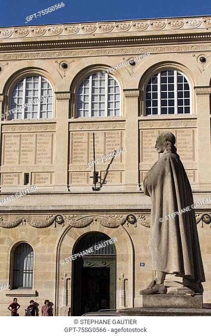 STATUE OF CORNEILLE, FAMOUS 17TH CENTURY FRENCH DRAMATIST AND POET, PLACE DU PANTHEON IN FRONT OF THE SORBONNE, 5TH ARRONDISSEMENT, PARIS (75), FRANCE