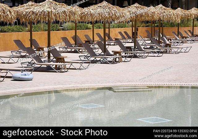 20 July 2022, Spain, Palma: Empty sun loungers at a pool. Finally, vacation with beach and pool again. Hotels are full and with it