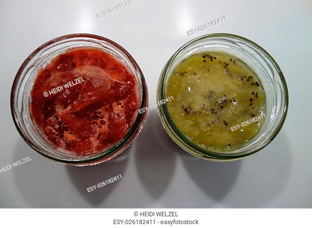 frozen kiwimarmelade and strawberry jam in the glass