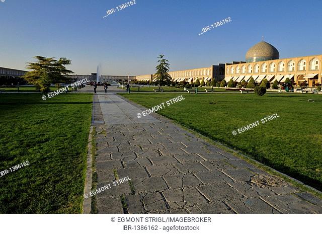 Meidan-e Emam, Naqsh-e Jahan, Imam Square with Sheik Lotfollah, Lotf Allah Mosque, UNESCO World Heritage Site, Isfahan, Esfahan, Iran, Persia, Asia