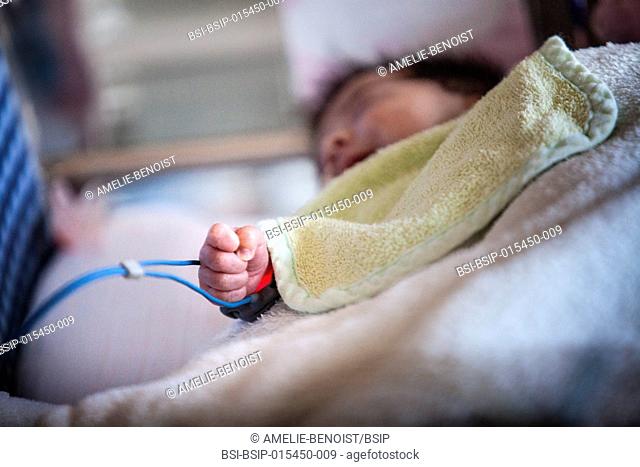 Reportage in a level 2 neonatal unit in a hospital in Haute-Savoie, France. An oxymeter monitors the level of oxygenation in a newborn baby