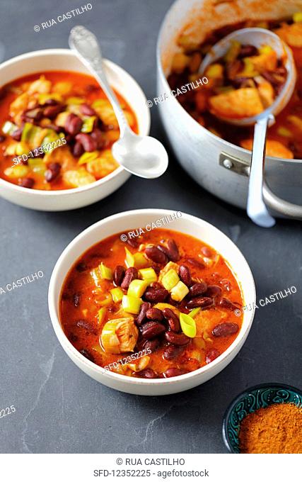Chicken stew with leek, kidney beans and tomatoes
