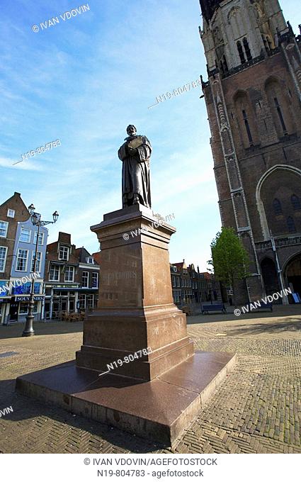 Statue of lawyer and philosopher Hugo Grotius (1583-1645) and Nieuwe Kerk (New Church) (1383-1510) on Markt square, Delft, Netherlands