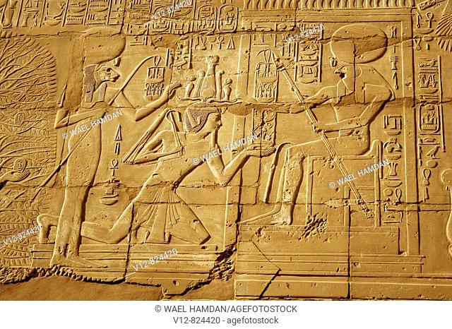 Detail of Tree of Life, judge of the underworld, king Rameses II 1304-1237 BC third king of 19th dynasty, Temple of karnak, Luxor, Egypt