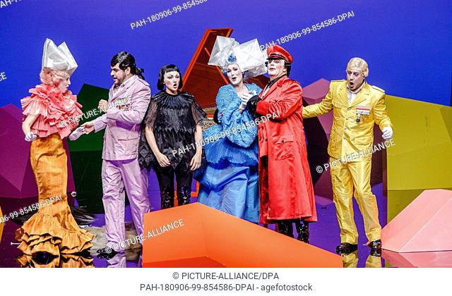 03.09.2018, Hamburg: The singers Ida Aldrian (l-r) as Dorabella, Kartal Karagedik as Guglielmo, Sylvia Schwartz as Despina, Maria Bengtsson as Fiordili