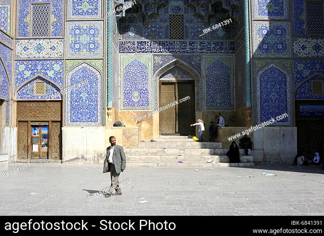 The entrance door of Masdjed-e Sheikh Lotfollah seen from Meydan-e Imam, Isfahan, Iran, Asia