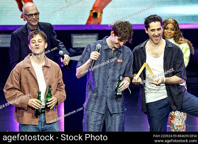 24 September 2022, Hamburg: The band ""Cassia"" from England will be on stage after winning the Anchor Award 2022 as part of the Reeperbahn Festival
