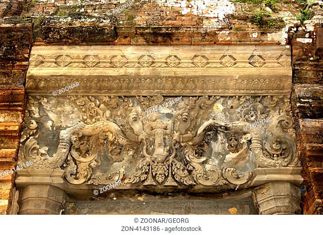Portal mit der Darstellung des mythischen Dämons Kala in Sandstein, Lolei Tempel, Rolous Gruppe, Angkor, Kambodscha / Portal with the bas-relief of the mythical...